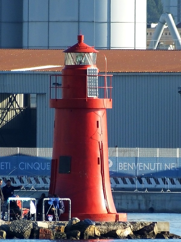 LA SPEZIA - Porto Mercantile - Molo Italia Lighthouse
Keywords: Spezia;Italy;Ligurian sea