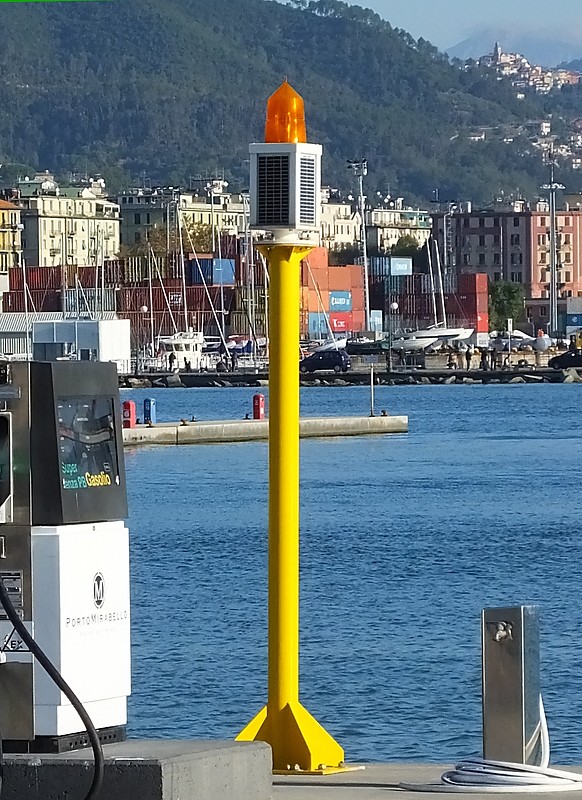 LA SPEZIA - Molo Mirabello - Pier Head light
Keywords: Spezia;Italy;Ligurian sea