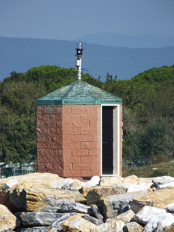 SCARLINO - Marina - Inner Mole Head light
Keywords: Scarlino;Tyrrhenian Sea;Italy