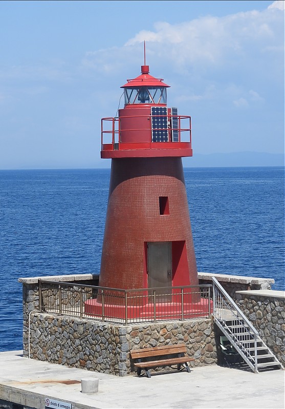 GIGLIO Island - Porto del Giglio Marina - E Mole Head Lighthouse
Keywords: Giglio;Tyrrhenian sea;Italy