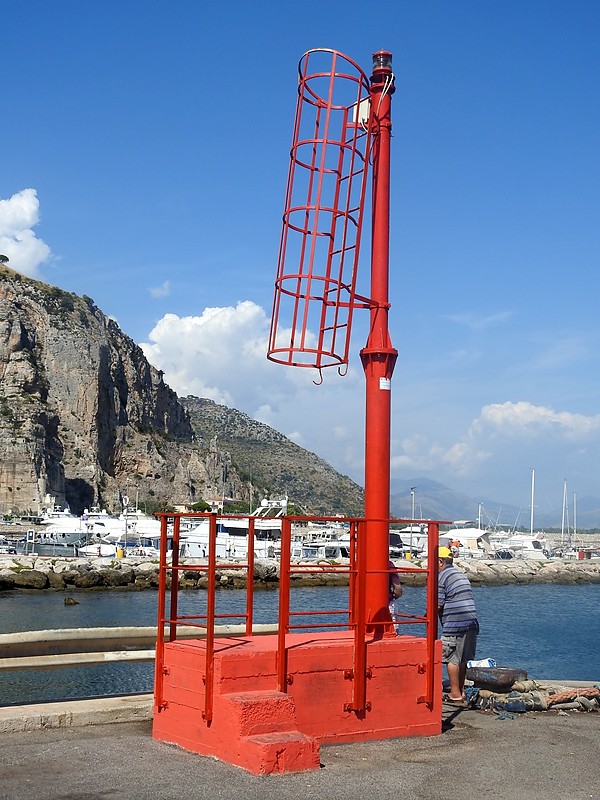 TERRACINA - Canal Entrance - S Side light
Keywords: Italy;Tuscany;Tyrrhenian sea;Terracina