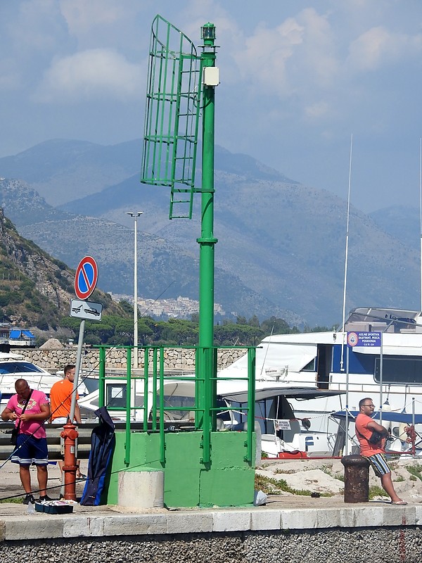 TERRACINA - Canal Entrance - N Side light
Keywords: Italy;Tuscany;Tyrrhenian sea;Terracina