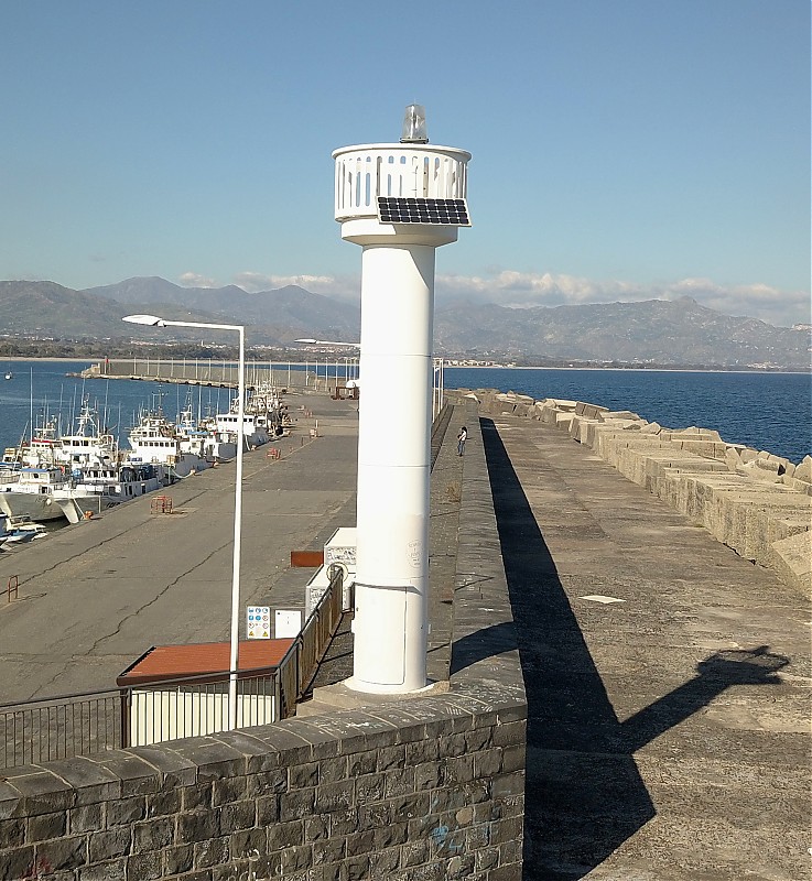 RIPOSTO - Molo Sopraflutto - Elbow Lighthouse
Keywords: Sicily;Italy;Mediterranean sea