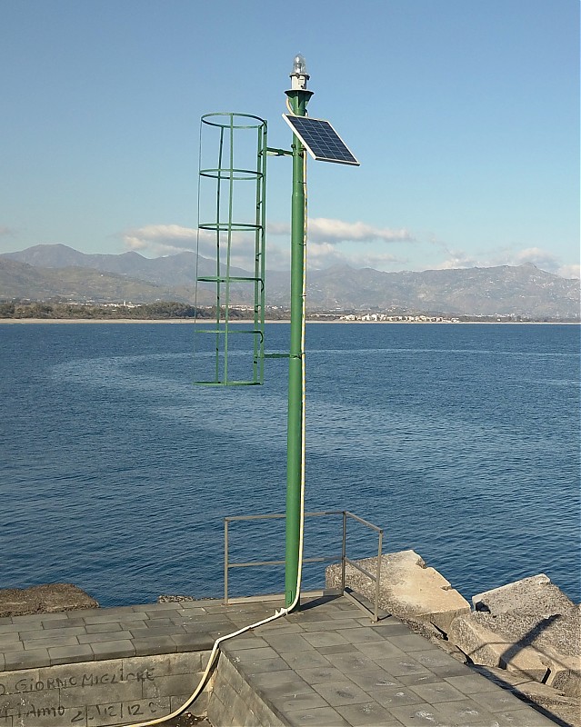RIPOSTO - Molo Sottoflutto - Head light
The new light after completion of works on this breakwater
Keywords: Riposto;Italy;Mediterranean sea;Sicily