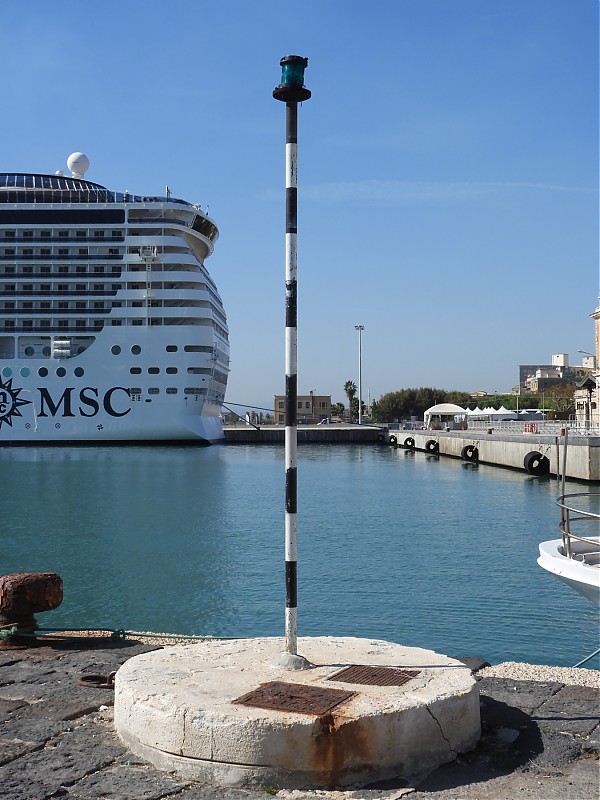 SIRACUSA - Harbour Entrance - E Side light
Keywords: Siracusa;Sicily;Italy;Mediterranean sea