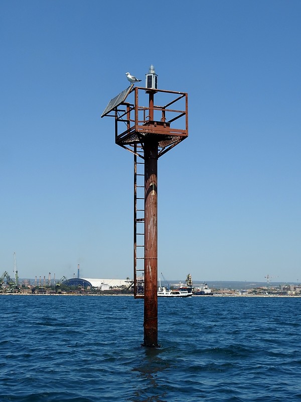 TARANTO - Mar Grande - Inner Industrial Harbour Approach Channel W Side light
Keywords: Apulia;Italy;Mediterranean sea;Taranto