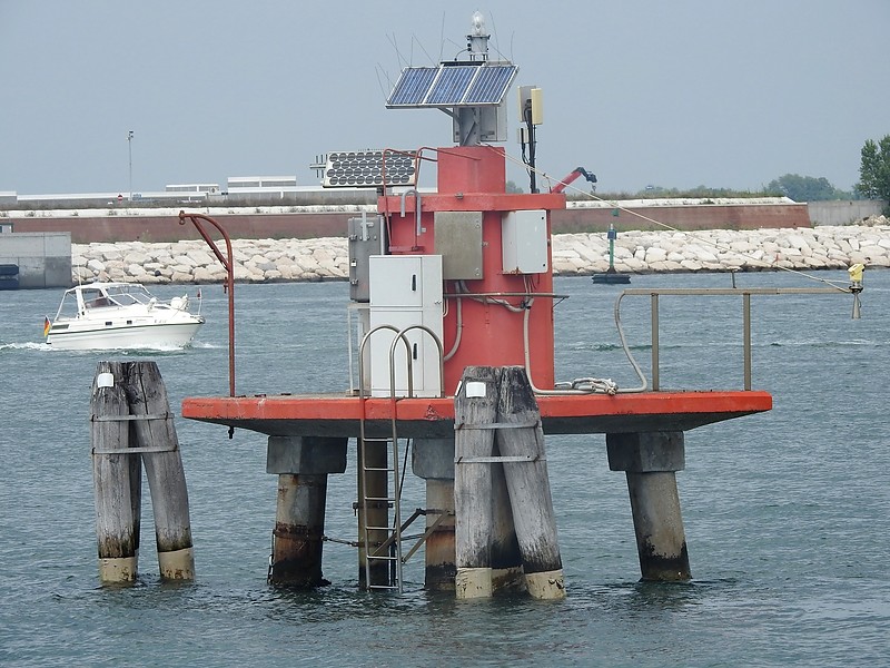 GOLFO DI VENEZIA - Porto di Lido - S Breakwater - Middle light
Keywords: Venice;Gulf of Venice;Italy;Adriatic sea;Offshore