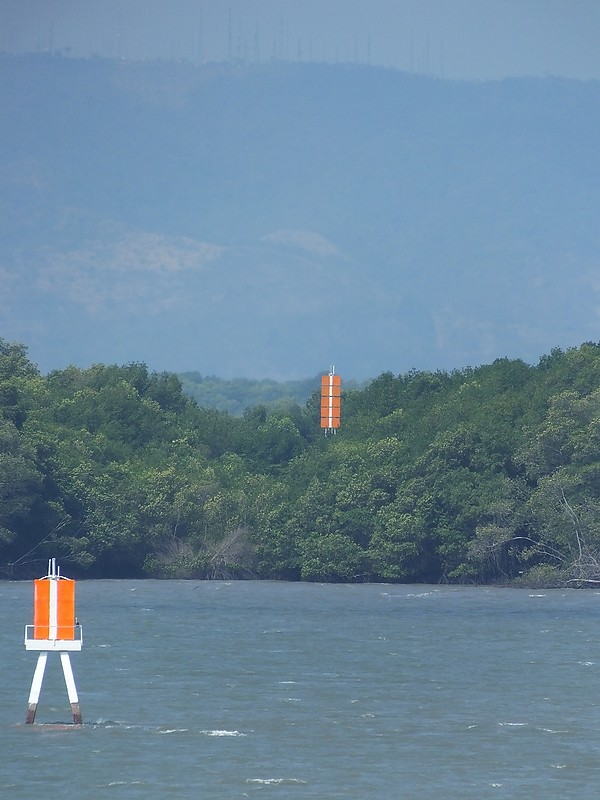 GOLFO DE GUAYAQUIL - Estero Salado - Ldg Lts - Rear - F2 light
Left - Front light (see G3047)
Keywords: Guayaquil;Equador;Estero Salado;Canal del Morro