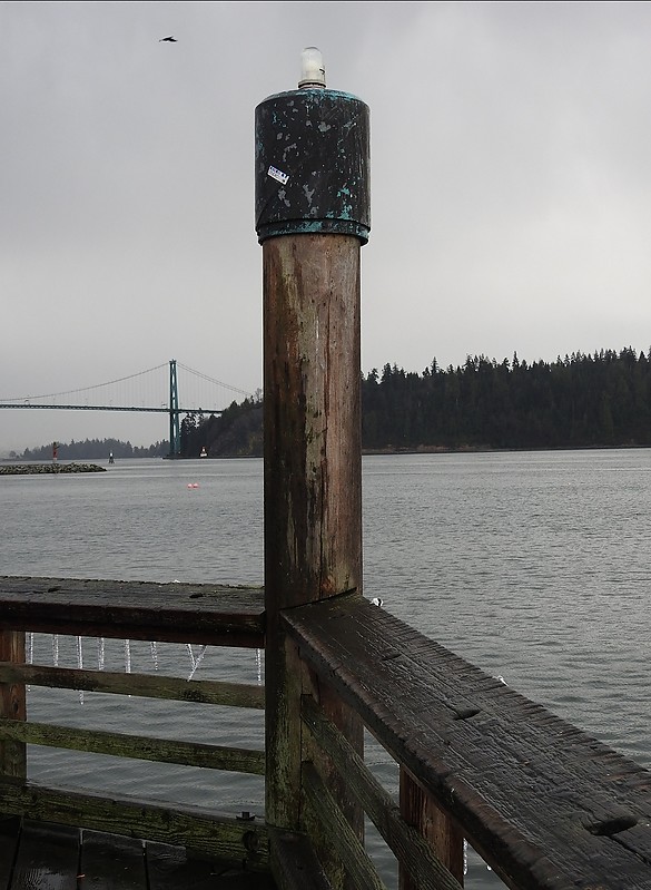 VANCOUVER - Ambleside Pier - W End light
Keywords: Strait of Georgia;Vancouver;Canada;British Columbia