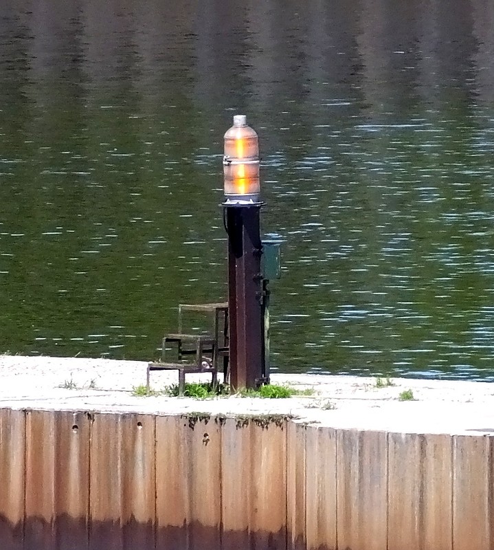 Pennsylvania /  Delaware River - Chester Range Intake light
Keywords: Pennsylvania;Delaware River;United States