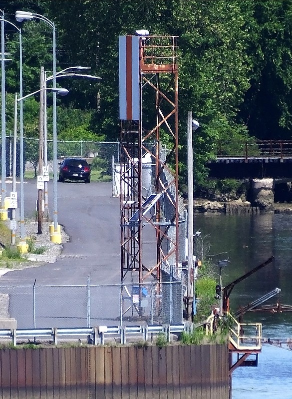 Pennsylvania /  Delaware River - Eddystone Generating Station Ldg Lts Rear
Keywords: Pennsylvania;Delaware River;United States