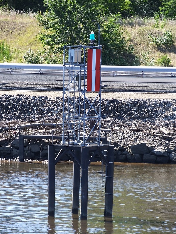 New Jersey / Delaware River - Philadelphia and Camden Waterfronts - Fisher Point Ldg Lts Front
Keywords: New Jersey;Delaware River;United States;Offshore