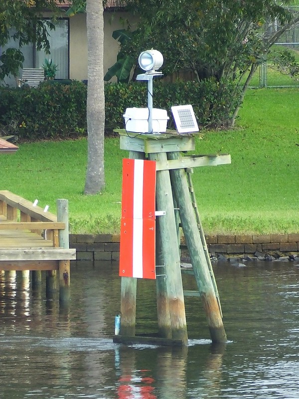 FLORIDA - St. Johns River - Fulton Cutoff Ldg Lts - Front light
Keywords: Florida;Saint Johns River;United States;Offshore