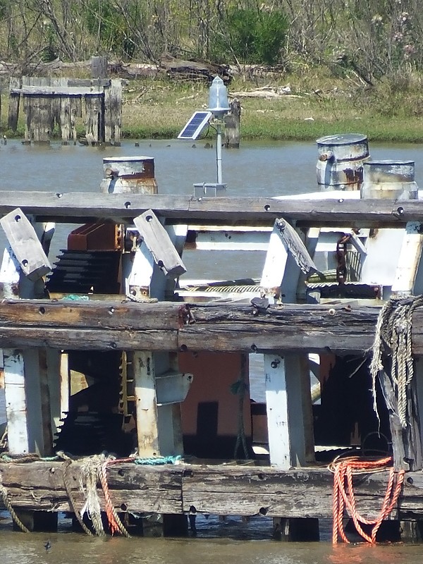 MISSISSIPPI RIVER - Tanker Loading Dock light
Keywords: Louisiana;United States;Mississippi