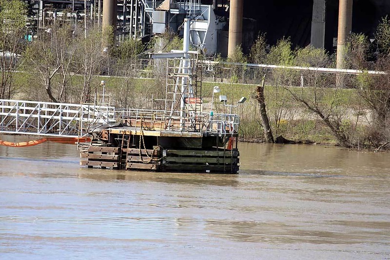 MISSISSIPPI RIVER - BP Alliance Refinery - Coke Barge Dock light
Keywords: Louisiana;United States;Mississippi