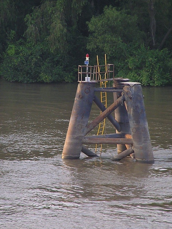 MISSISSIPPI RIVER - J W Stone Oil Dock light
Keywords: Louisiana;United States;Mississippi