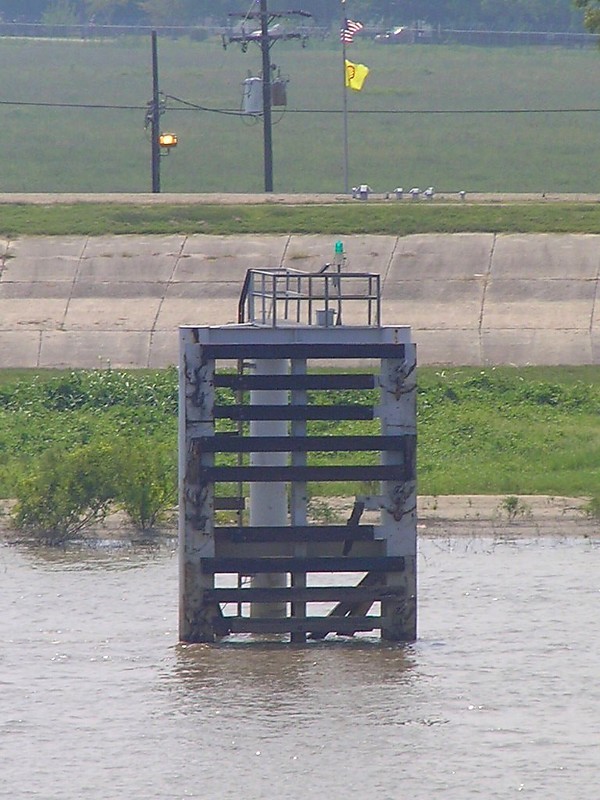 MISSISSIPPI RIVER - Saint James Terminal - Tanker Dock light
Keywords: Louisiana;United States;Mississippi