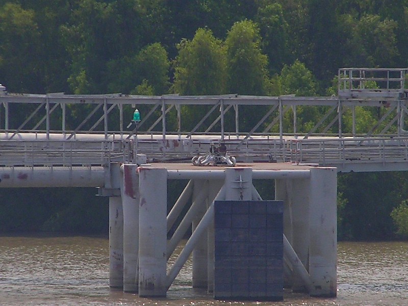 MISSISSIPPI RIVER - Capline Tanker Dock light
Keywords: Louisiana;United States;Mississippi