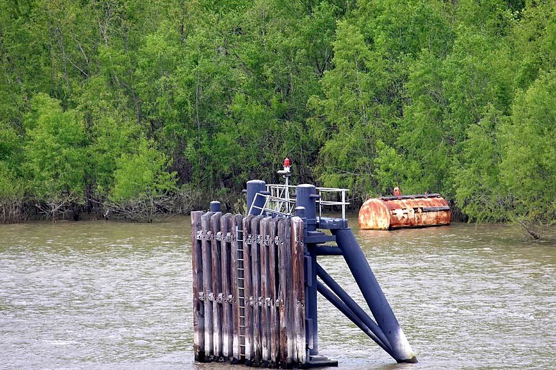 MISSISSIPPI RIVER - River Cement Co - Dock light
Keywords: Louisiana;United States;Mississippi