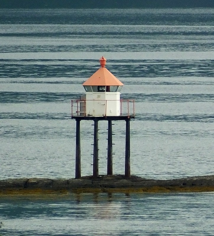 SKITENFJORD - Klingenberg - Rock off W Point of Island light
Keywords: Skitenfjord;Norway