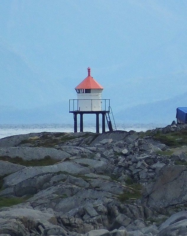 FESTVÅGHALSEN light
Keywords: Lofoten;Norway;Norwegian sea