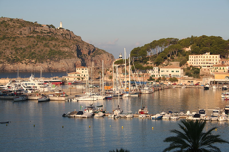 The two lighthouses of Puerto de Soller. Cabo Gros(left)and Sa Creu(right)  lighthouses.
Panorama of the very nice bay of Puerto de Soller at Mallorca on the Islas Baleares.
Keywords: Puerto de Soller;Mallorca;Islas Baleares;Spain;Mediterranean sea