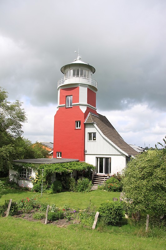Hollerwettern Unterfeuer
18 m (60 ft) square tower with large lantern and gallery rising from a front corner of a 2-story keeper's house. private proportie.
Keywords: Hollerwettern;Wewelsfleth;Schleswig-Holstein;Brokdorf;Germany;Hamburg