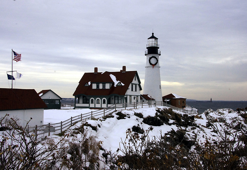 Maine / Portland / Portland Head Lighthouse
winter with wreath                
Keywords: Maine;Portland;Atlantic ocean;Winter