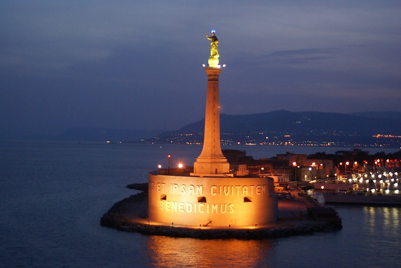 Messina harbour light
Statue - not official aid to navigation; fixed point, Illuminated. Elevation 53m
Below is official red light
Keywords: Italy;Messina;Strait of Messina;Night