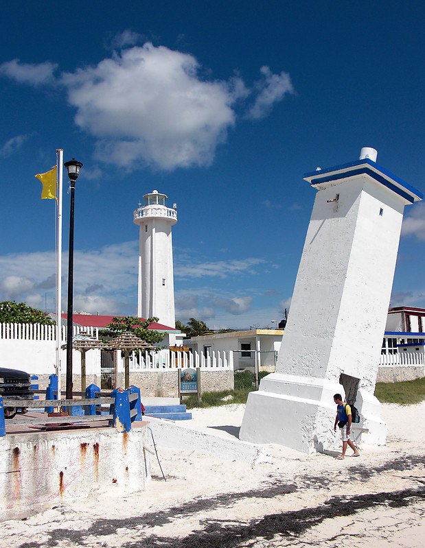Caribbean Coast / Puerto Morelos lighthouses (3) - left and (2) - right
Keywords: Mexico;Caribbean sea;Puerto Morelos