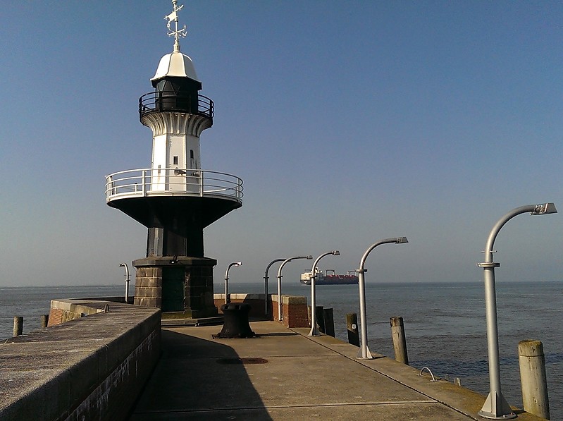 Brunsb�?ttel / Mole 1 lighthouse
Keywords: Kiel Canal;Germany;Brunsbuttel