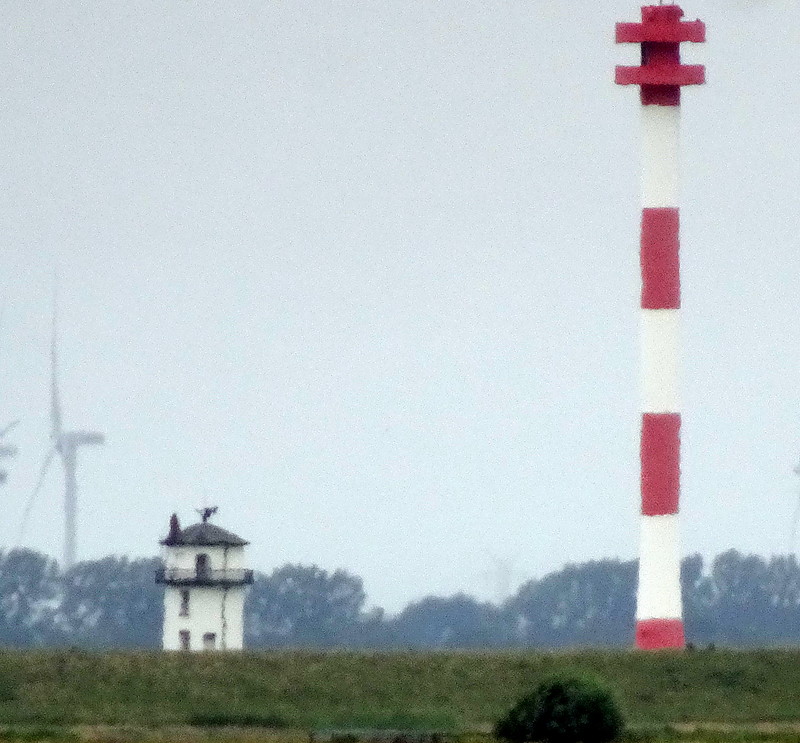 Elbe river / Balje Rear Range lighthouse and old Balje light (lowest)
Keywords: Germany;Niedersachsen;Elbe;Balje