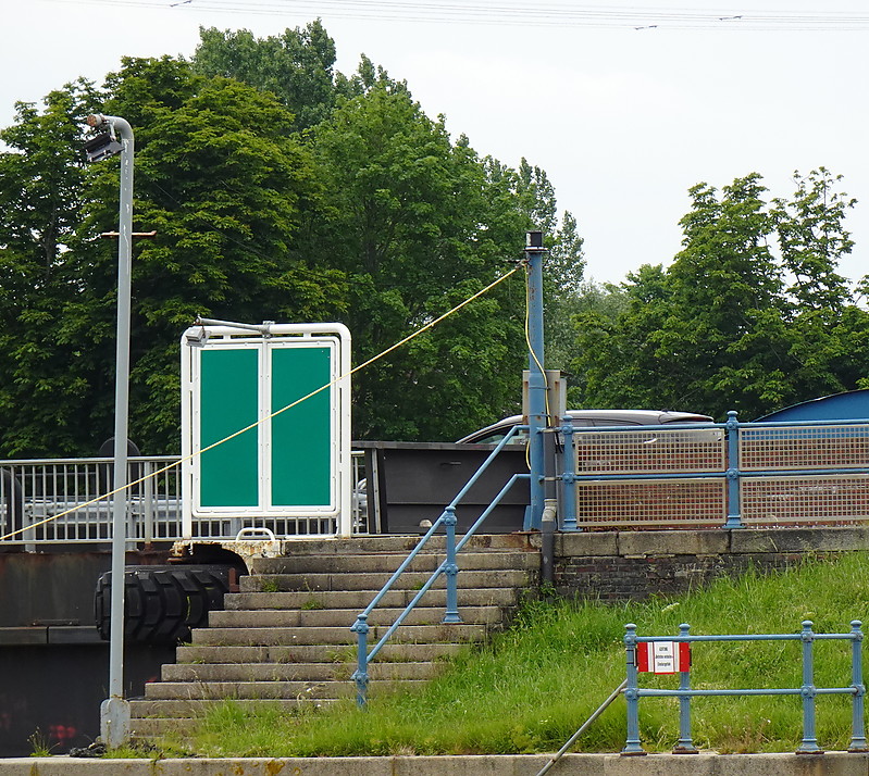 Emden / Vorhafen Lock / Entrance S Side light
Keywords: Germany;Ems;Niedersachsen;Emden