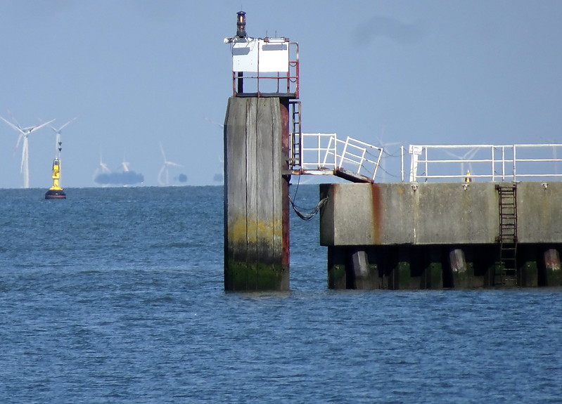 Cuxhaven / Ferry Harbour S Mole Head light
Keywords: Germany;Niedersachsen;Cuxhaven