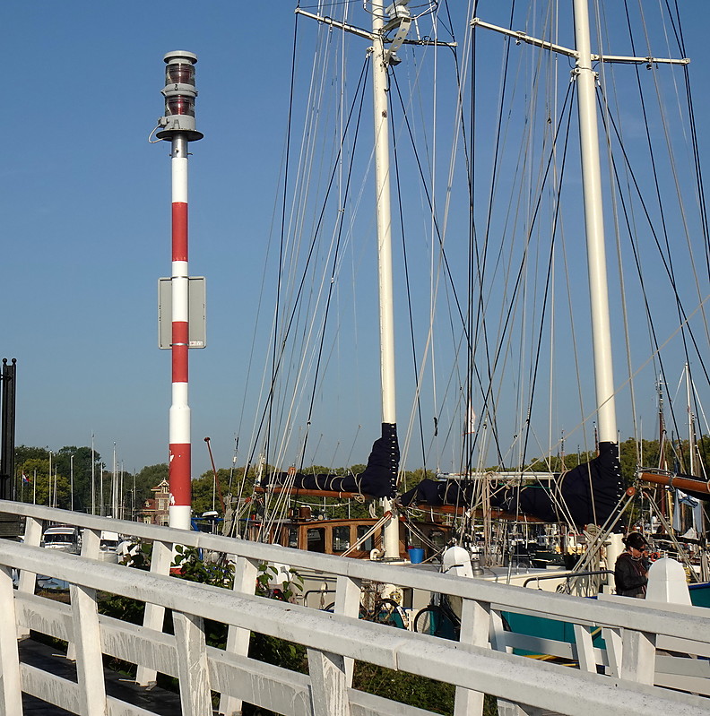 Enkhuizen / Old Harbor light
Keywords: Netherlands;Ijsselmeer;Enkhuizen