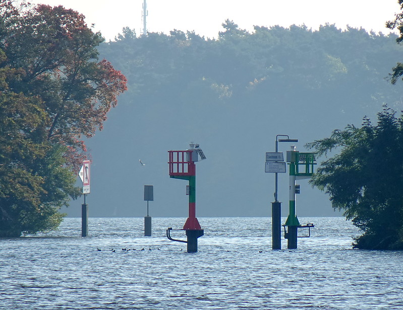 Berlin / Werderchen / light 15 (L) + 17 (R)
Keywords: Germany;Berlin;River Dahme