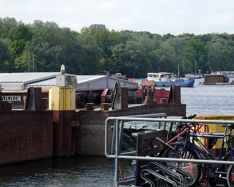 Berlin / Rummelsburg / Anlegedalben Northeast light
Keywords: Germany;Berlin;Spree