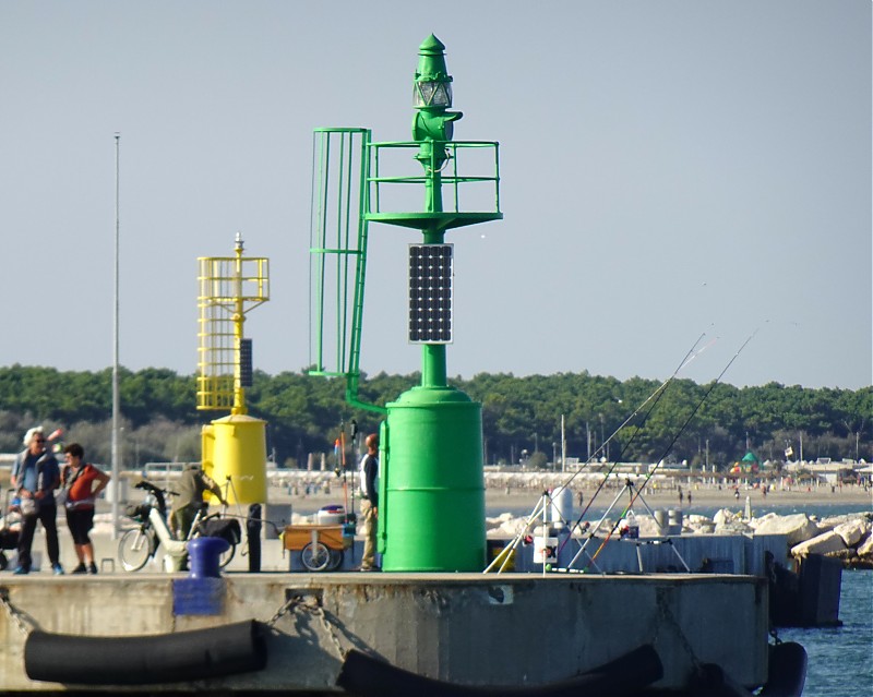 Porto di Ravenna / N Mole Head (G) + Cruise Terminal Quay Head (Y) lights
Keywords: Italy;Adriatic Sea;Ravenna