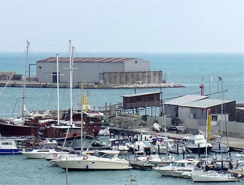 Termoli / S Mole 10m from head (left Y light) light
Keywords: Italy;Adriatic Sea;Termoli