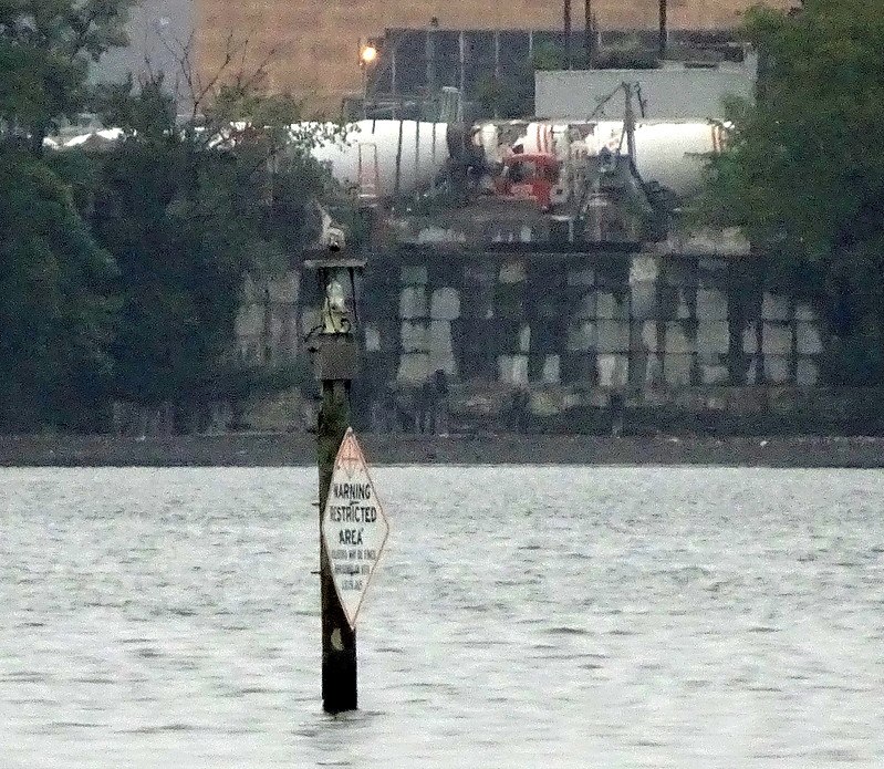 New York / Flushing Bay La Guardia Airport Security Zone M light
Keywords: United States;Atlantic ocean;New York;Offshore