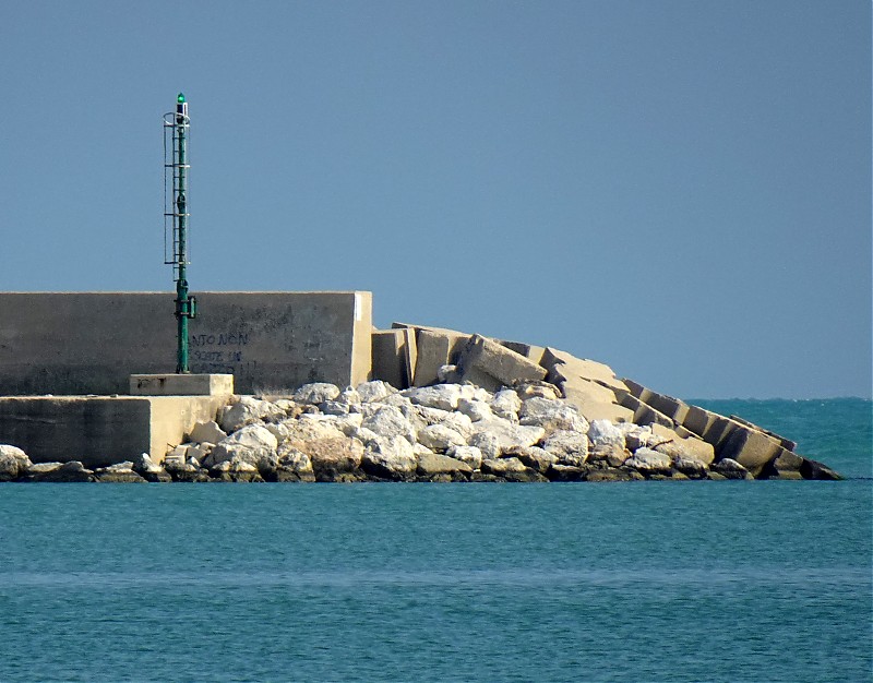 Pescara / Marina / Breakwater Head light
Keywords: Italy;Adriatic Sea;Pescara