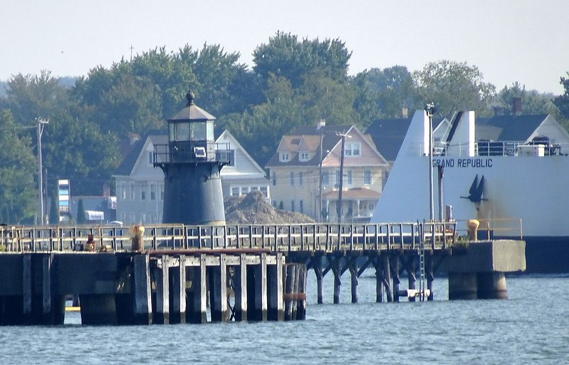 Connecticut / Bridgeport Harbor / Tongue Point Breakwater E end Lighthouse
Keywords: United States;Atlantic ocean;Long Island Sound;Connecticut