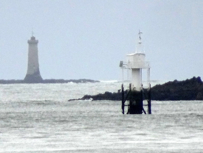 Le Grand Charpentier lighthouse (L) / Portcé Ldg Lts Front (R)
Keywords: France;Bay of Biscay;Pays de la Loire;Saint-Nazaire