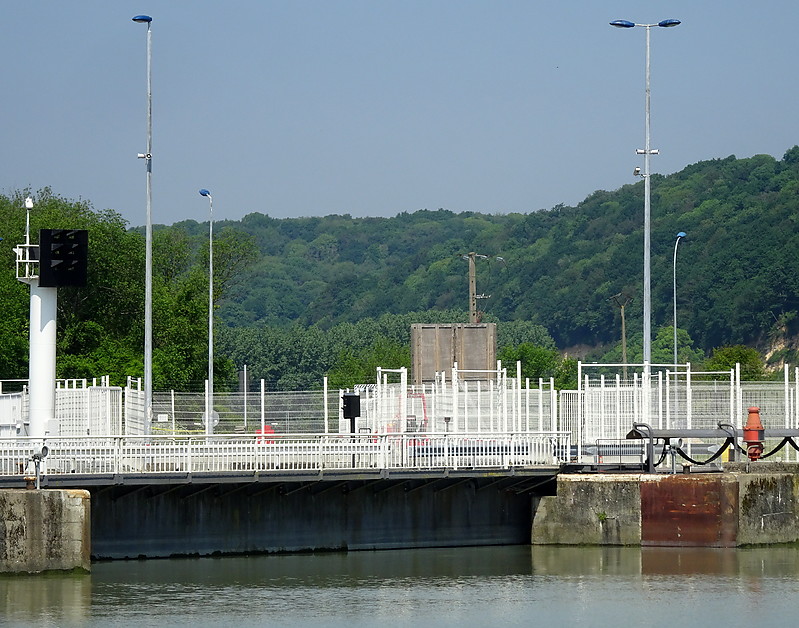 Tancarville / New Lock E Entrance N corner light
Keywords: Normandy;Tancarville;France;English channel;Seine