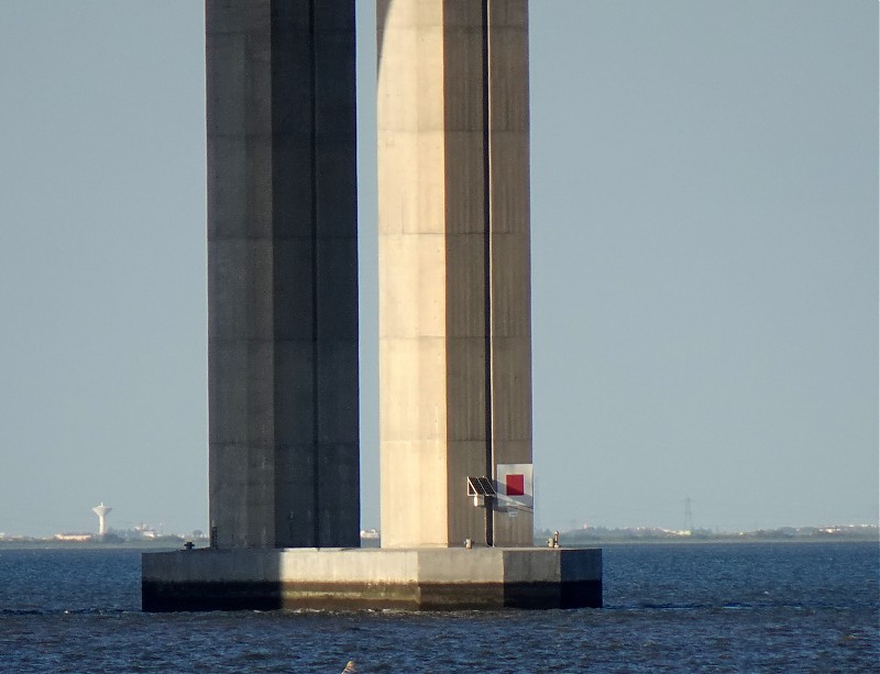 Lisboa / PTE Vasco da Gama / Bridge lights / South side East
Keywords: Lisbon;Portugal;Rio Tejo