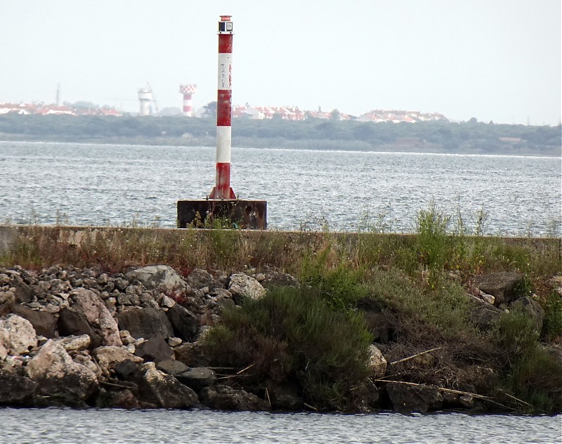 Porto de Lisboa / Olivais Pier light
Keywords: Lisbon;Portugal;Rio Tejo