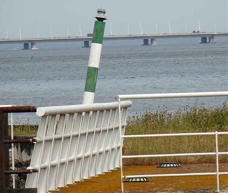 Porto de Lisboa / Olivais / N Pier Head light
Keywords: Lisbon;Portugal;Rio Tejo