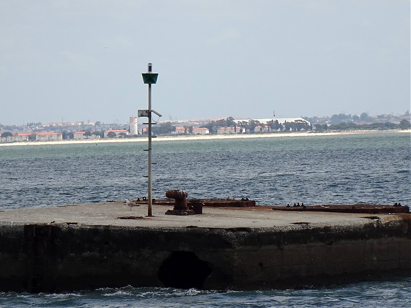 Porto de Lisboa / Lisnave light
Keywords: Lisbon;Portugal;Rio Tejo