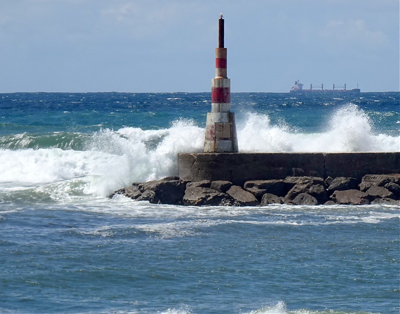 Praia da Aguda / S Breakwater light
Keywords: Portugal;Atlantic ocean;Praia da Aguda