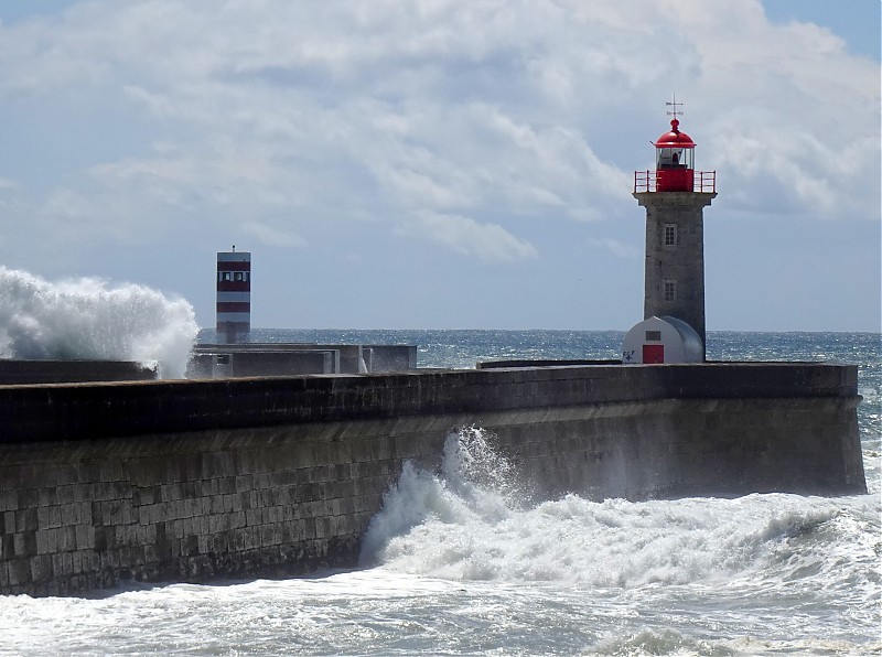 Porto / Rio Douro / N Mole Pier Head light (L) + Farolim Felgueiras (R)
Keywords: Portugal;Porto;Atlantic ocean